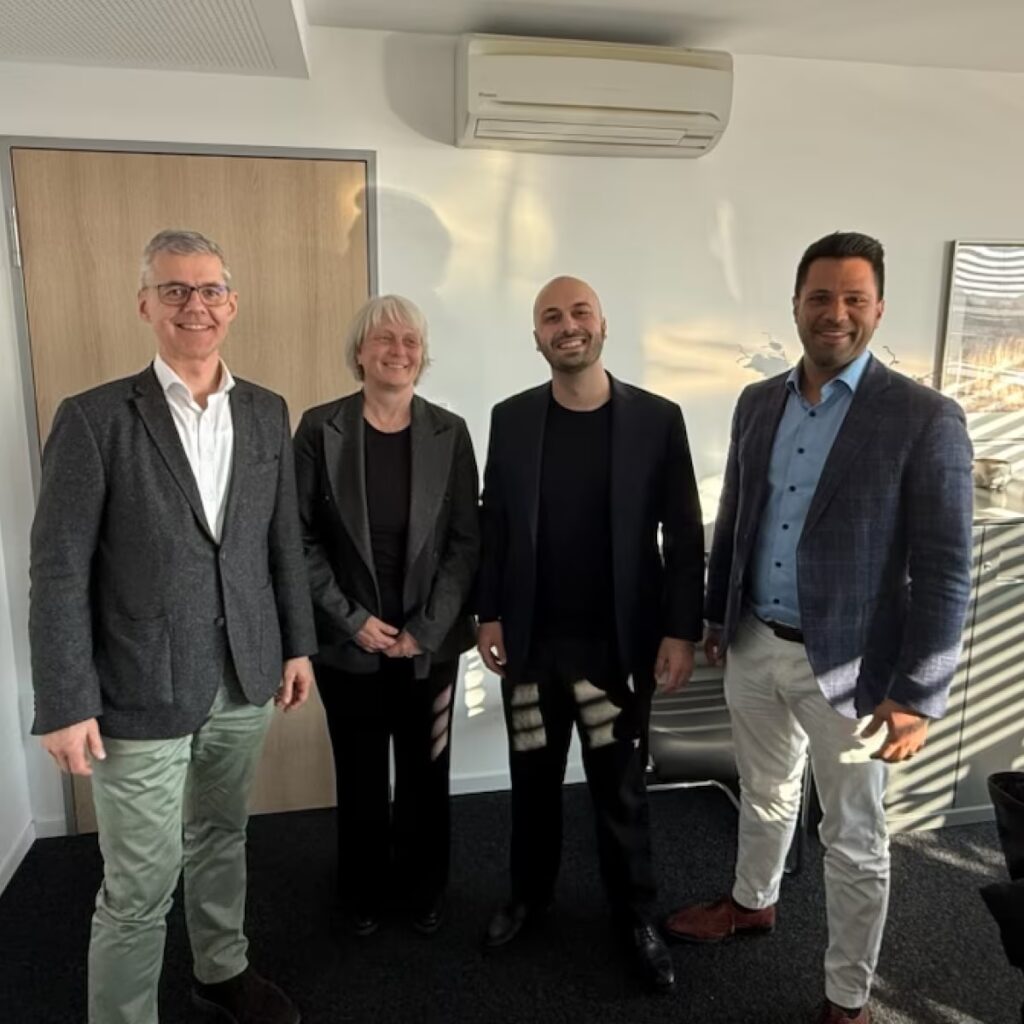 Unsere GreenPlaces Kollegen mit dem Bürgermeister von Langen, nachdem das Grundstück in Langen erworben wurde.